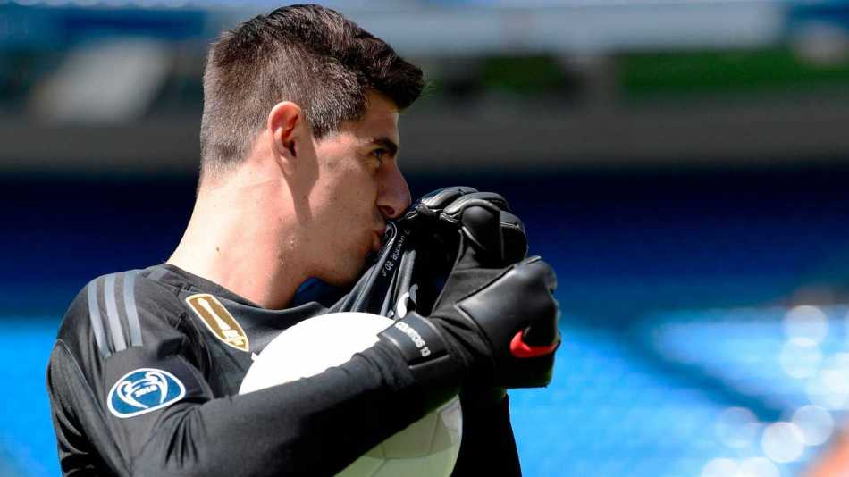 courtois besa el escudo