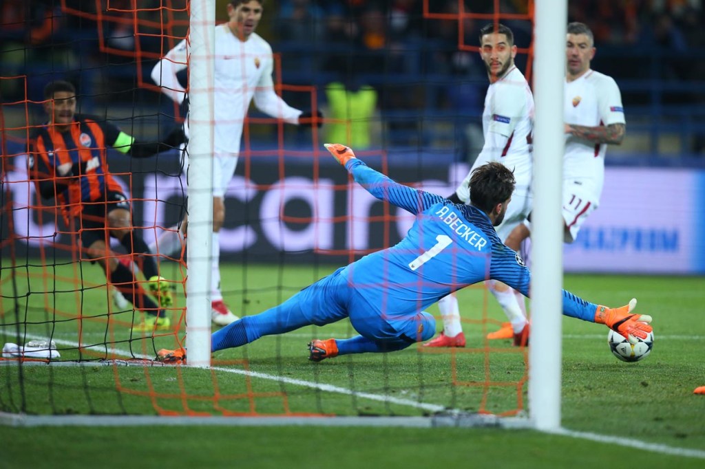 Alisson se lleva el primer galardón Lev Yashin, durante la gala del Balón de Oro de France&nbsp;Football