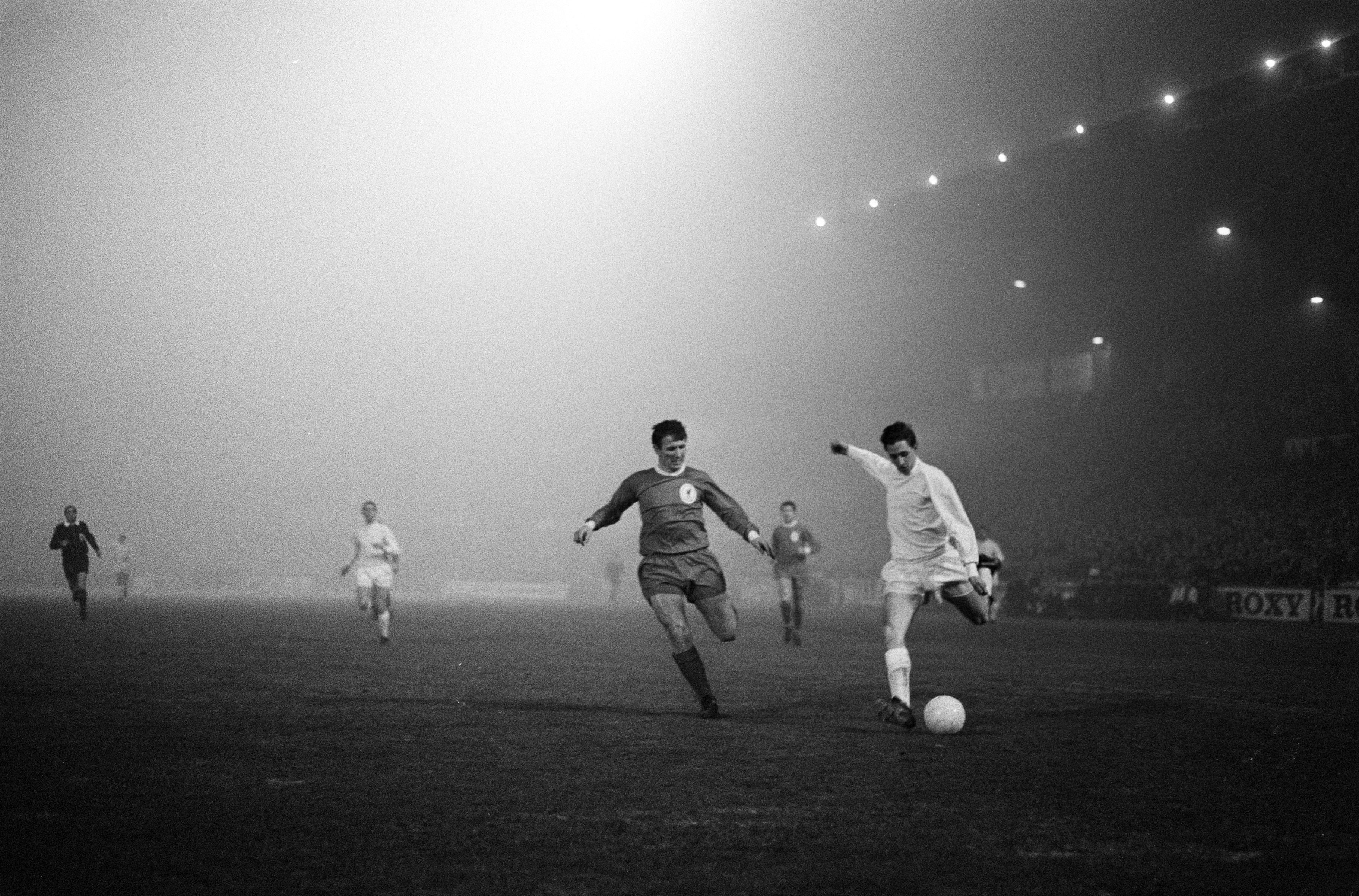 Ajax_tegen_Liverpool_5-1,_Johan_Cruyff_in_duel_b_buena
