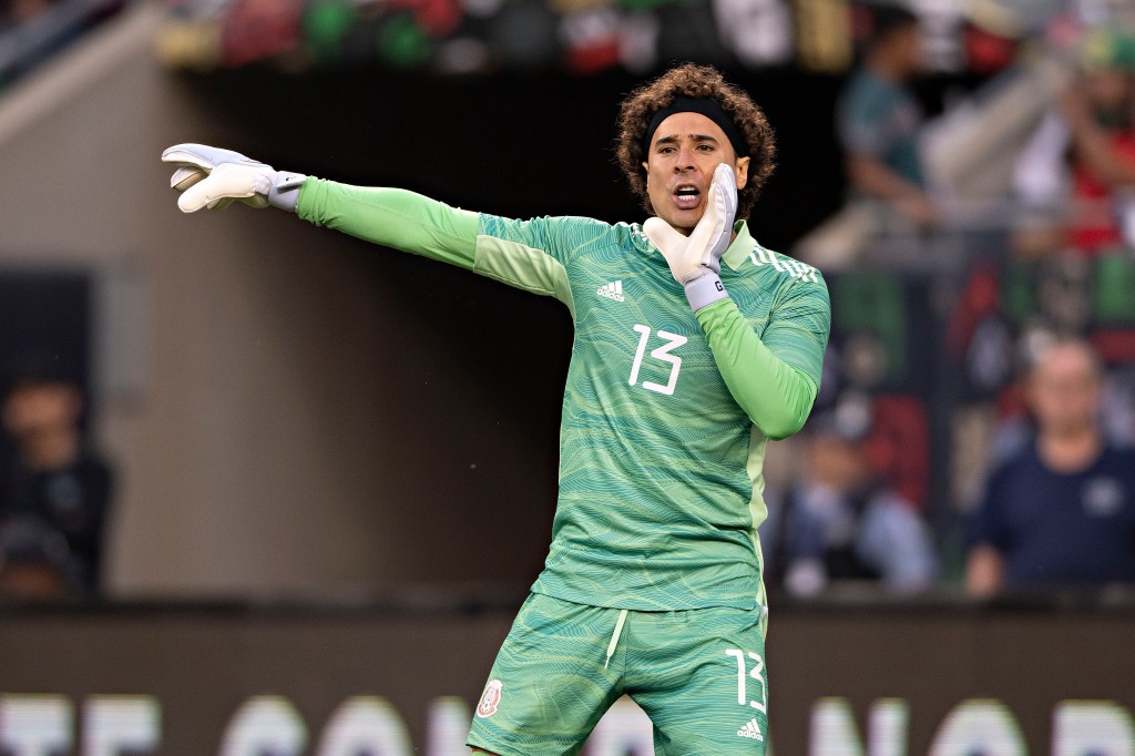 (T) El portero mejicano Ochoa hace historia y llega a la mágica cifra de 5&nbsp;Mundiales
