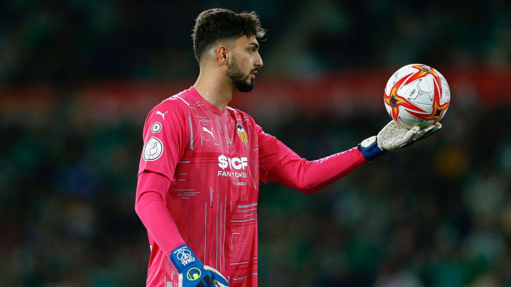 Mamardashvili, un georgiano bajo palos en la Liga